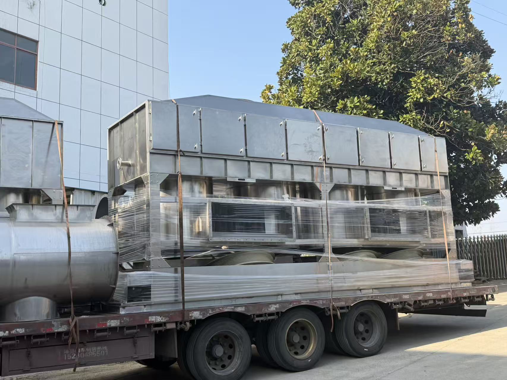 發(fā)貨現(xiàn)場| 飼料廠臭氣處理設備裝車交付！